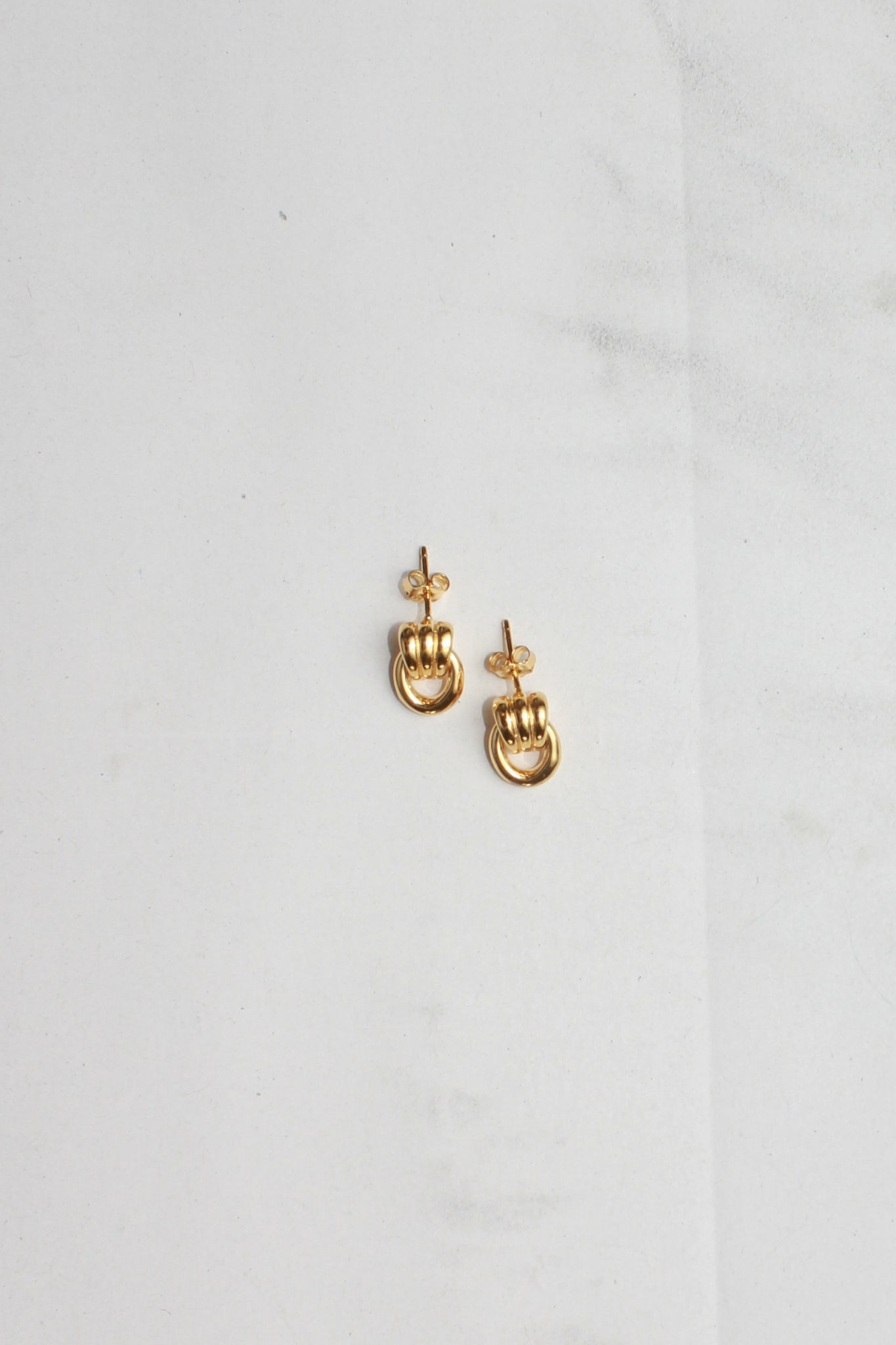 Circle line earring in Gold