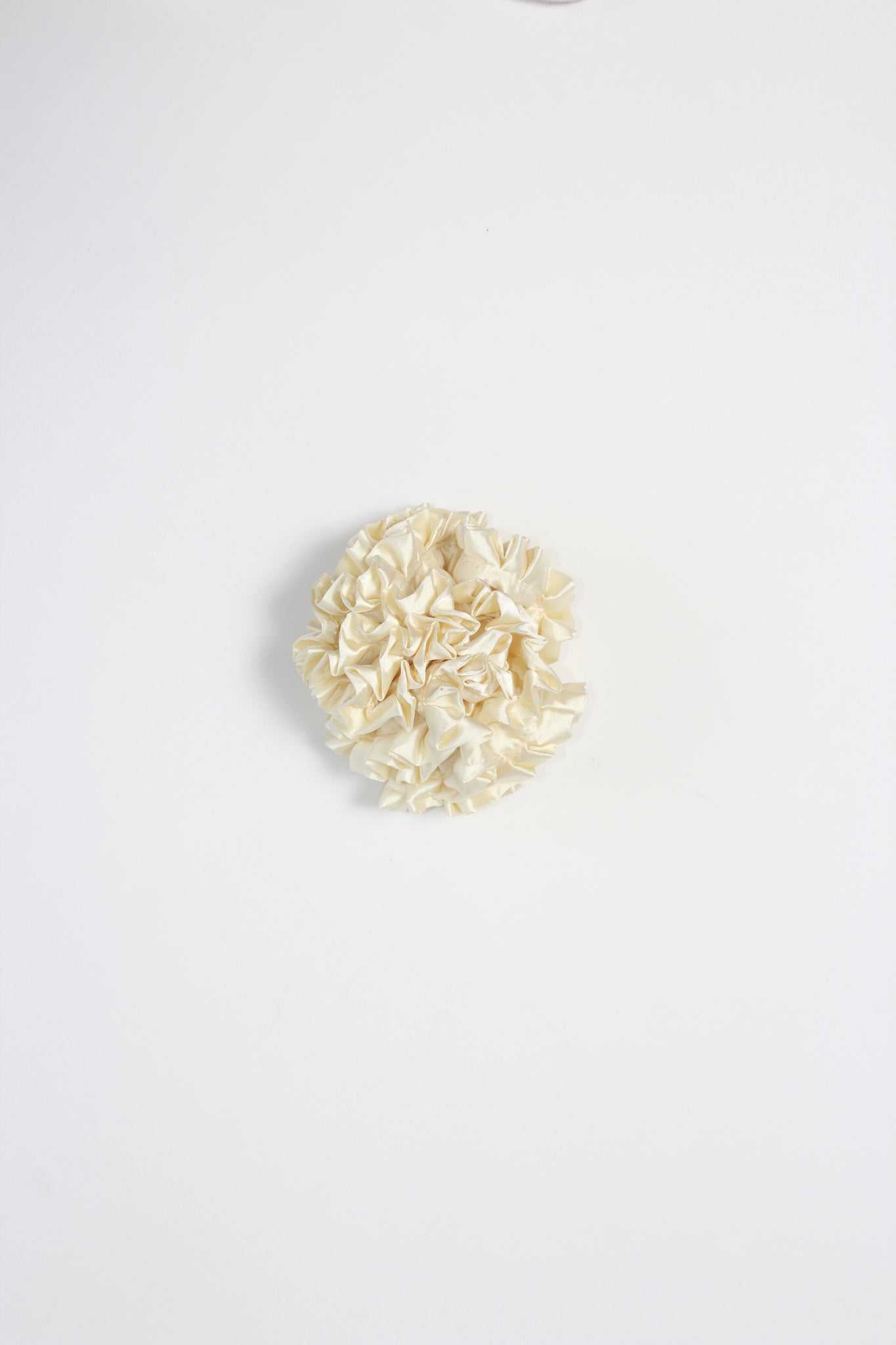 Flower Volume Frill Scrunchie in Cream
