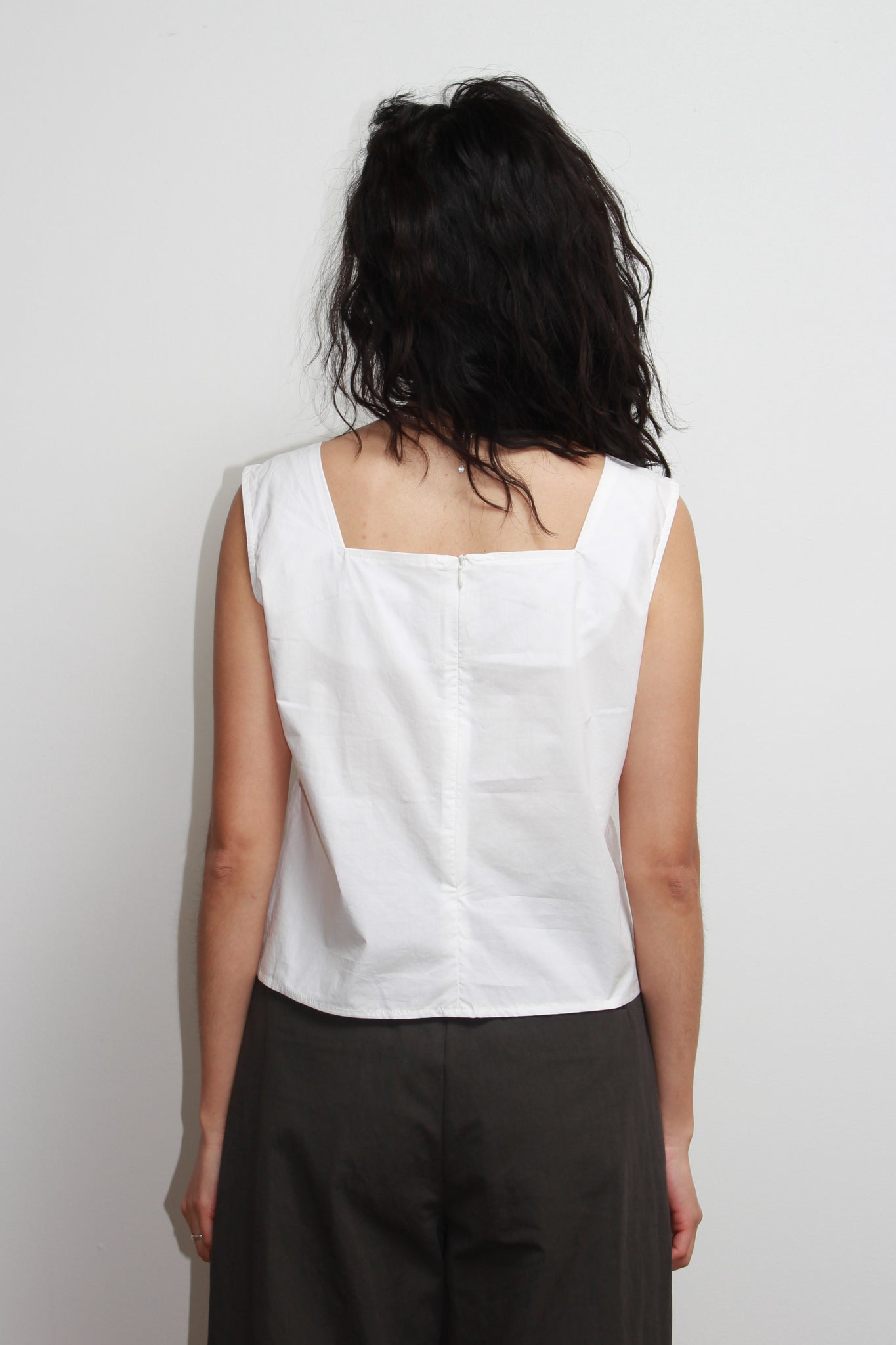 Three Shirring Unbalance Hem Top in Off White