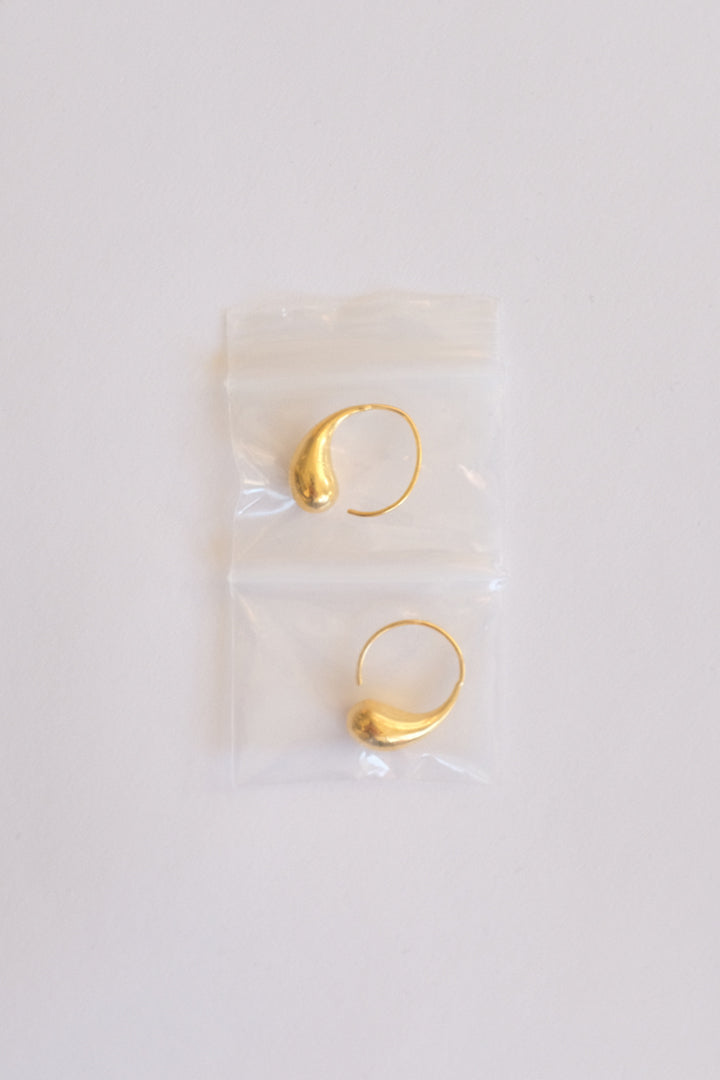 Water drop earrings in gold