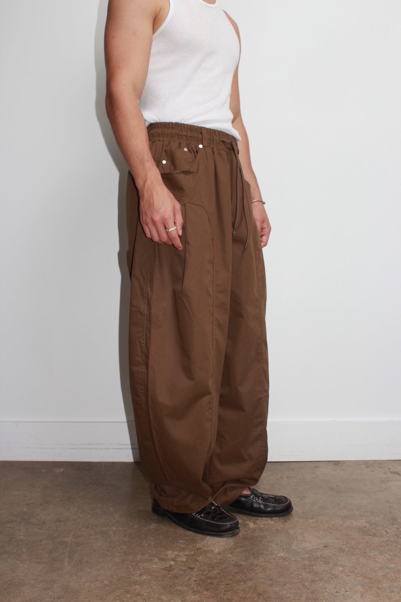 Settle Curved Barrel Leg Pant in Brown