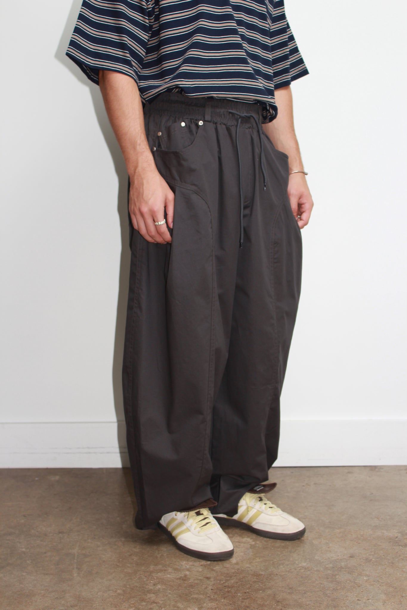 Settle Curved Barrel Leg Pant in Charcoal