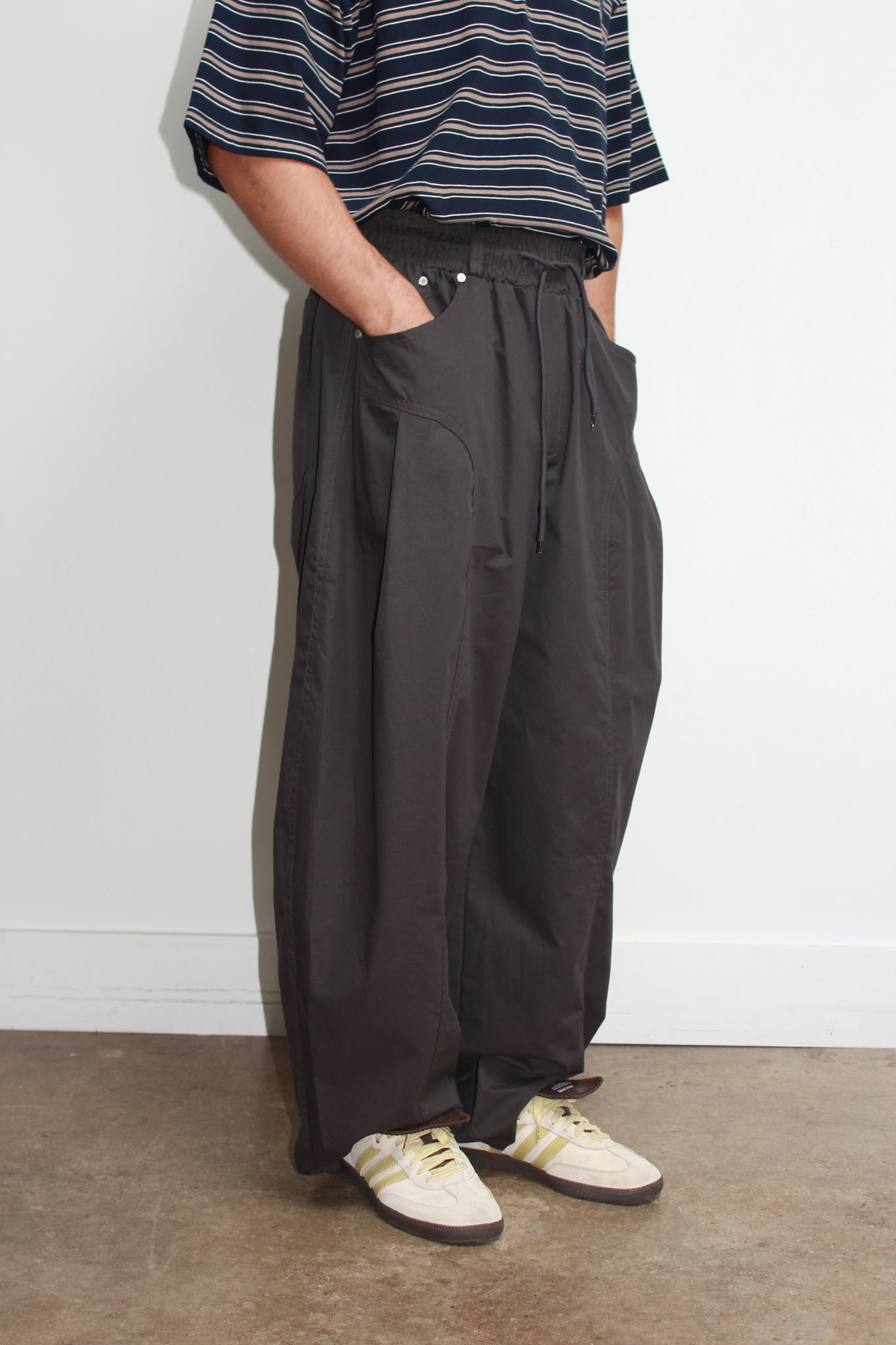 Settle Curved Barrel Leg Pant in Charcoal