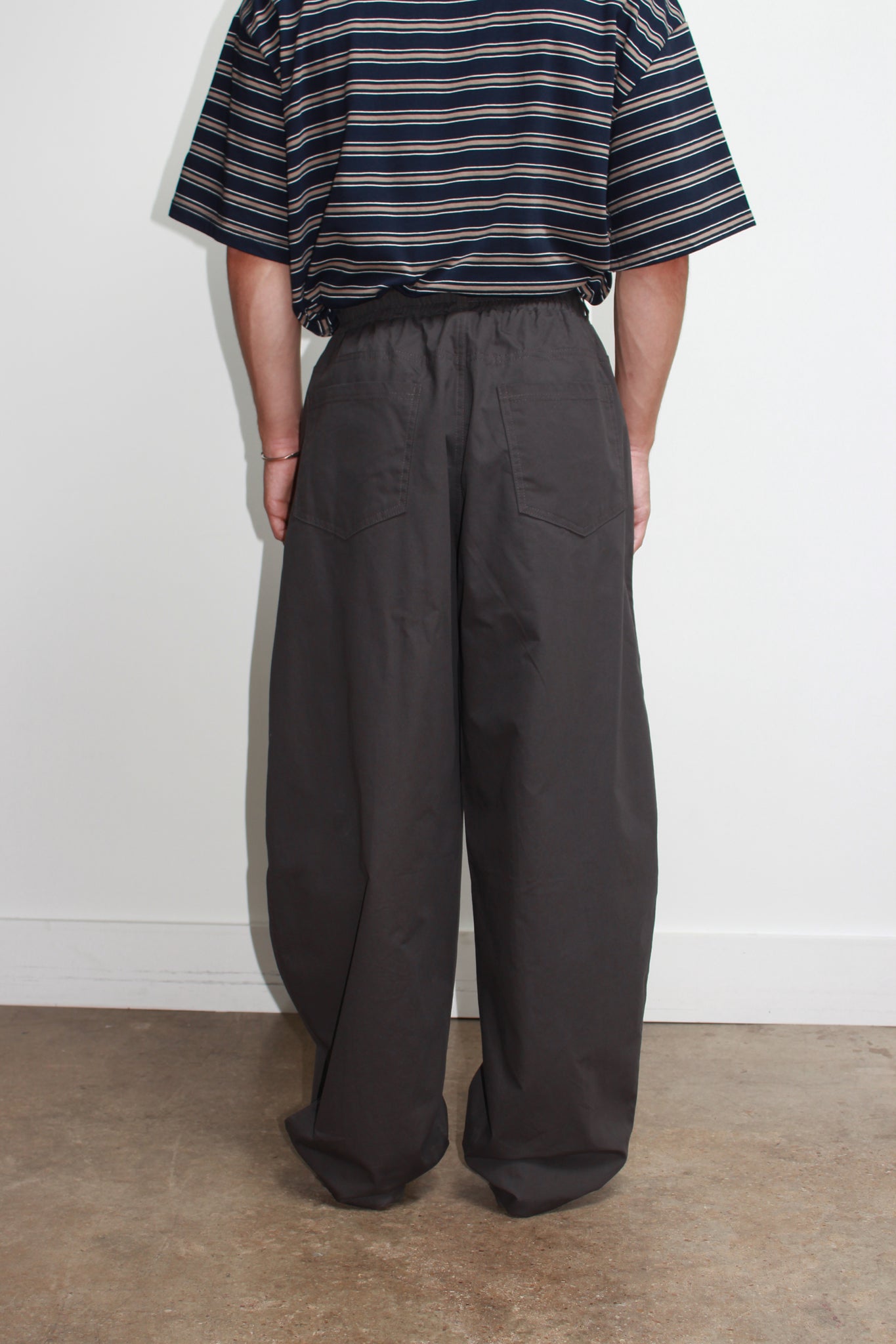 Settle Curved Barrel Leg Pant in Charcoal