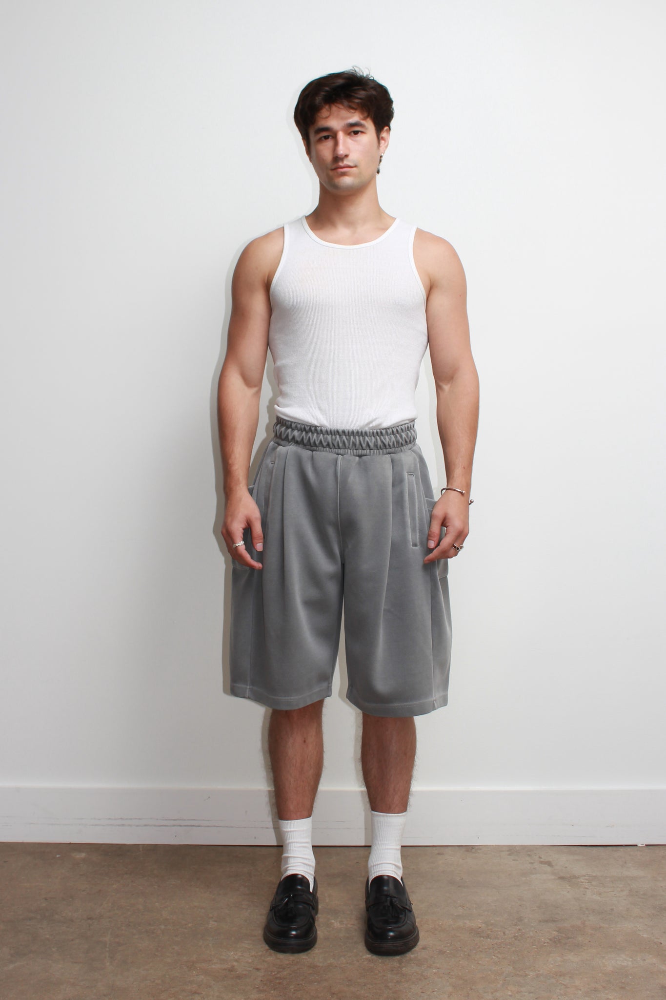 Pigment wash wide-leg sweatshort in Charcoal