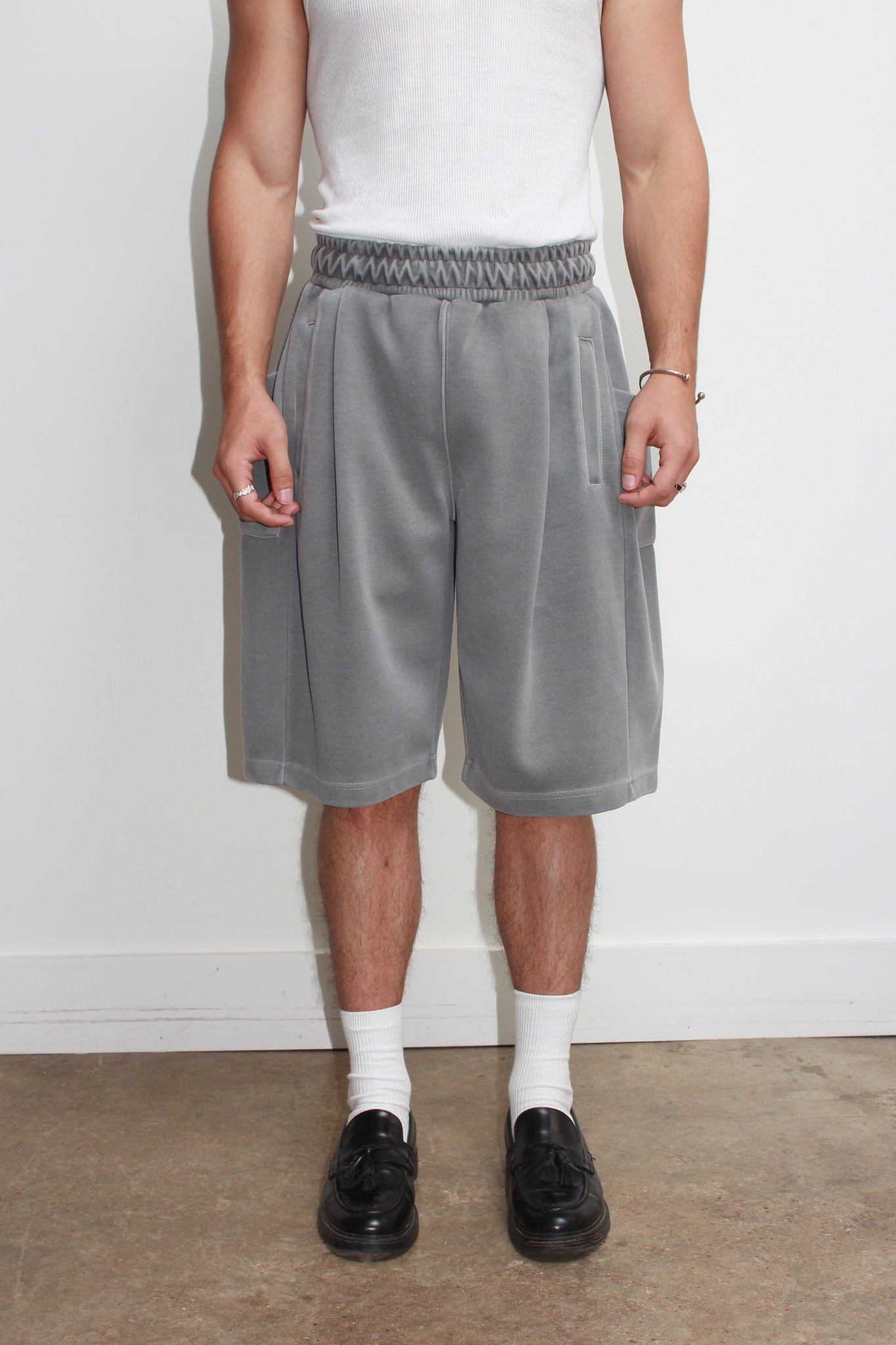 Pigment wash wide-leg sweatshort in Charcoal