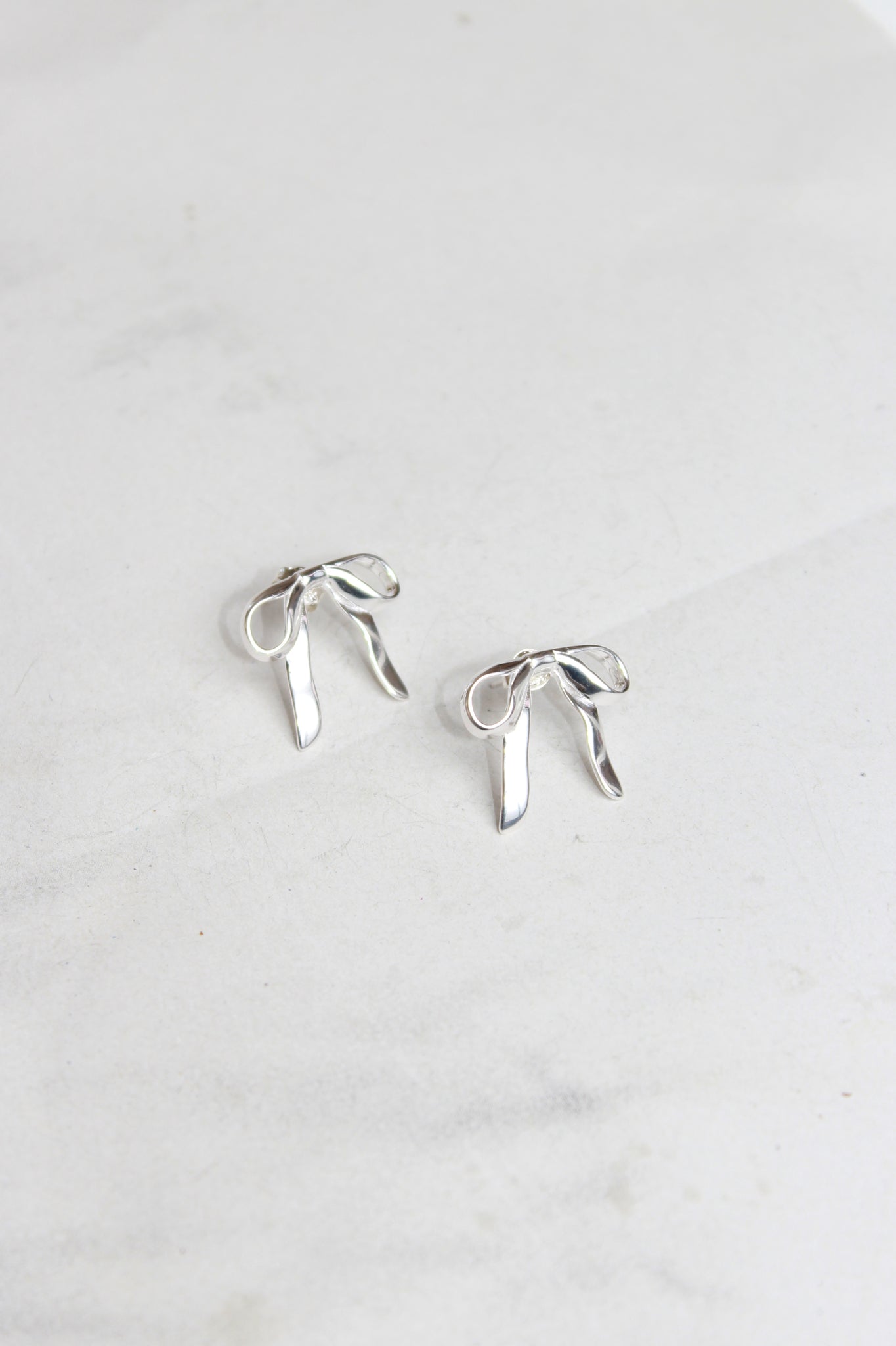 Ribbon Tie Earring in Silver