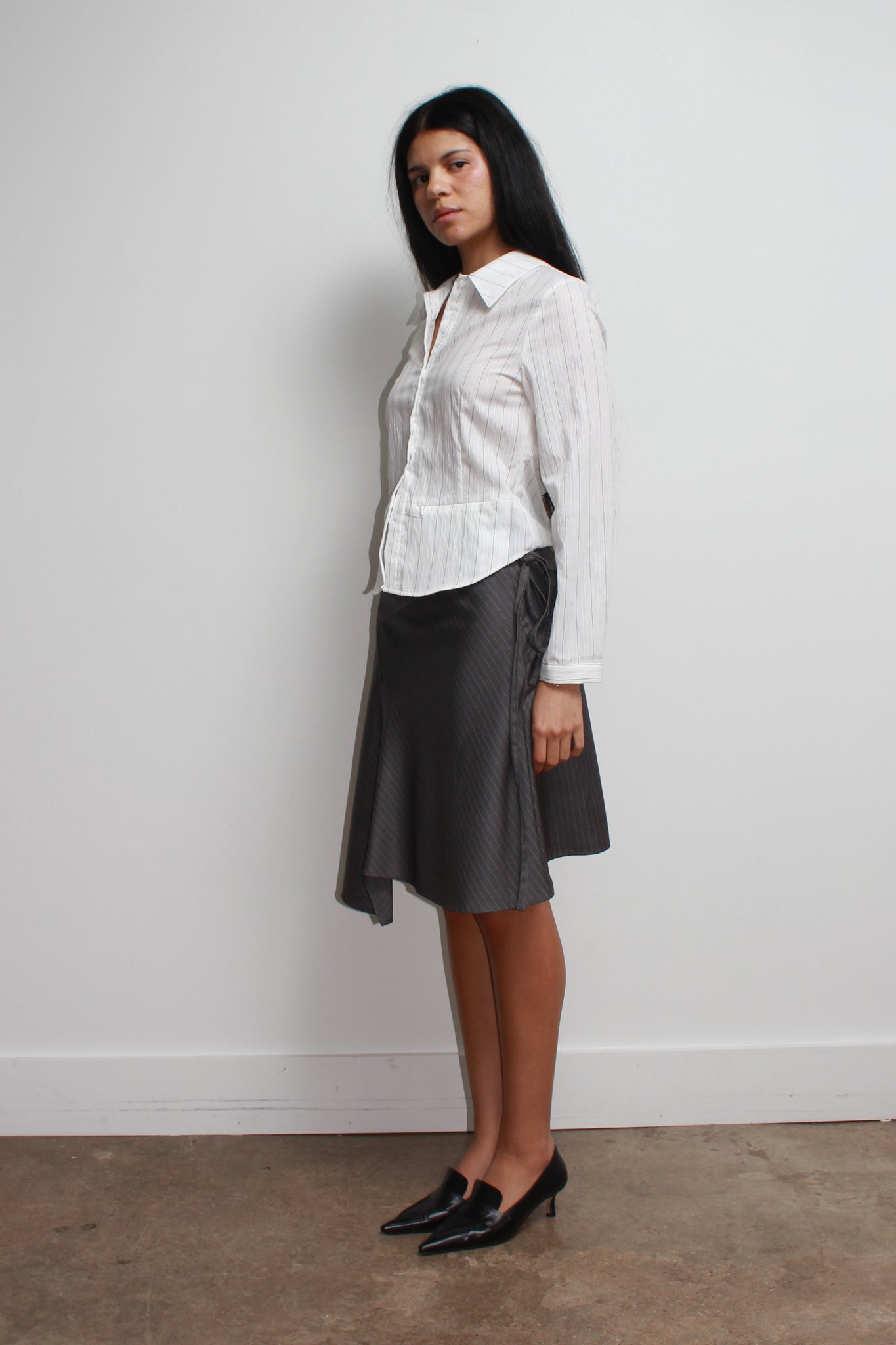 Unbalance Wavy Midi Skirt in Black