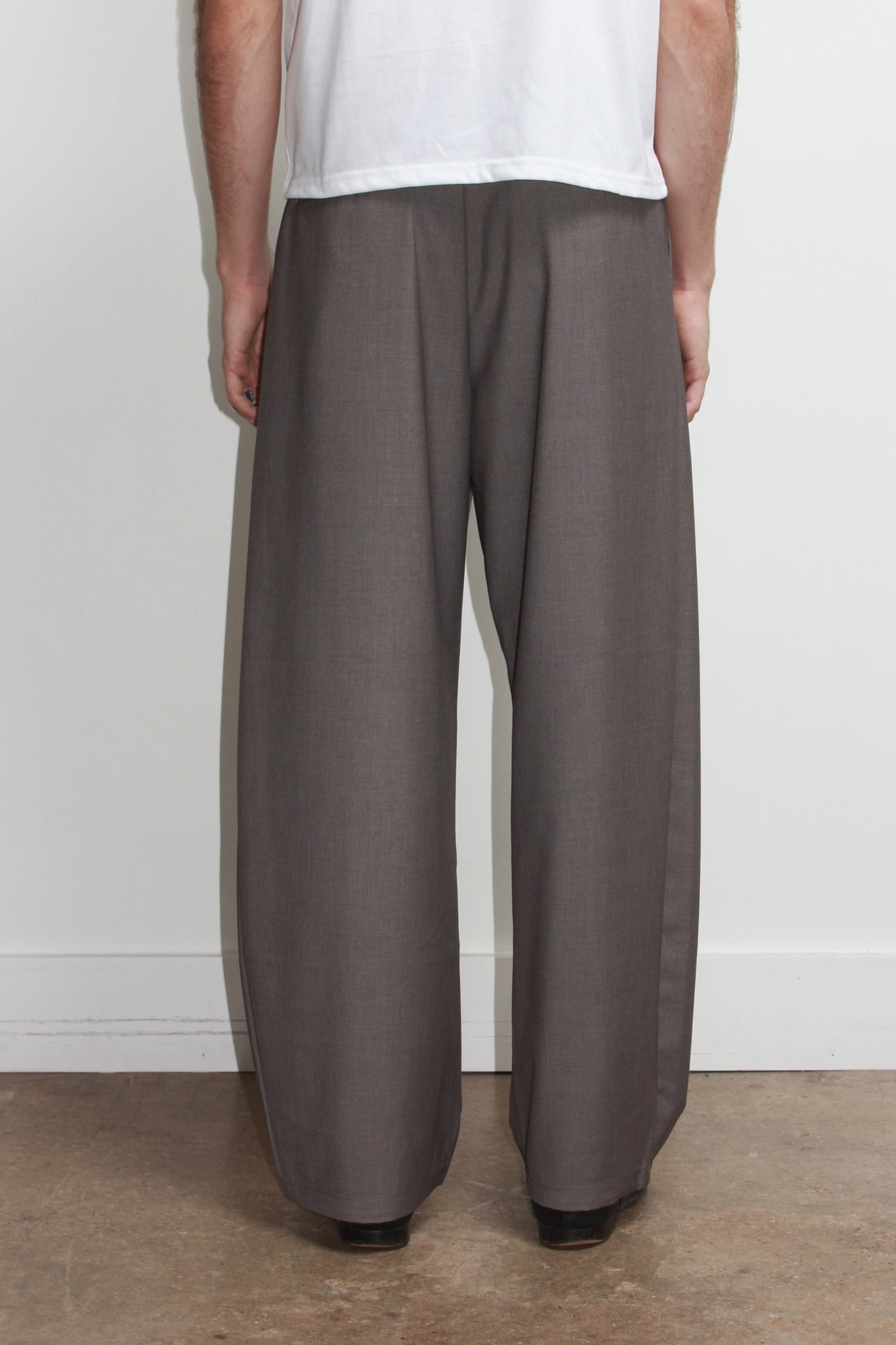 Curved Pin-Tuck Trouser in Beige Grey
