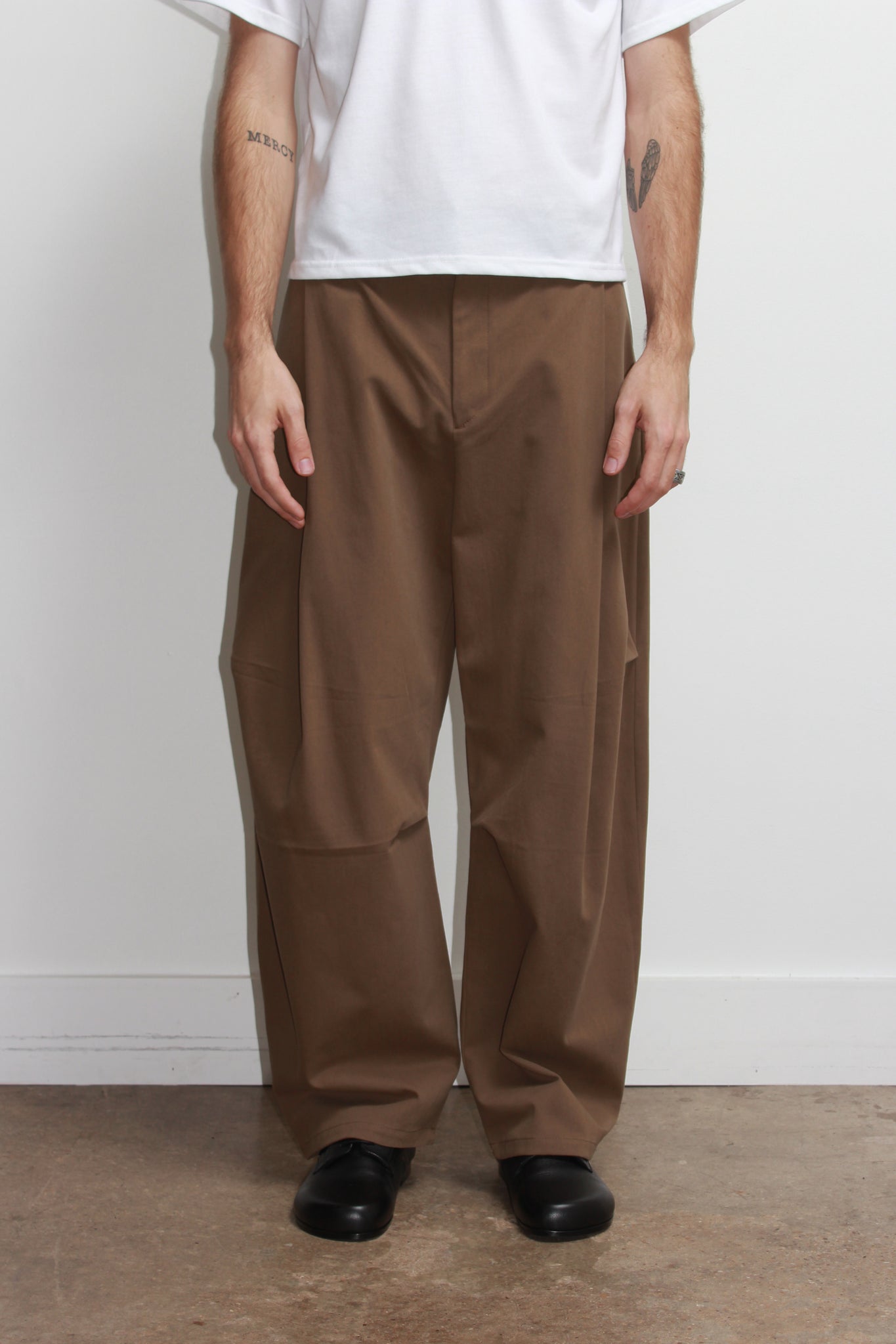 Obi Curved Pants in Brown
