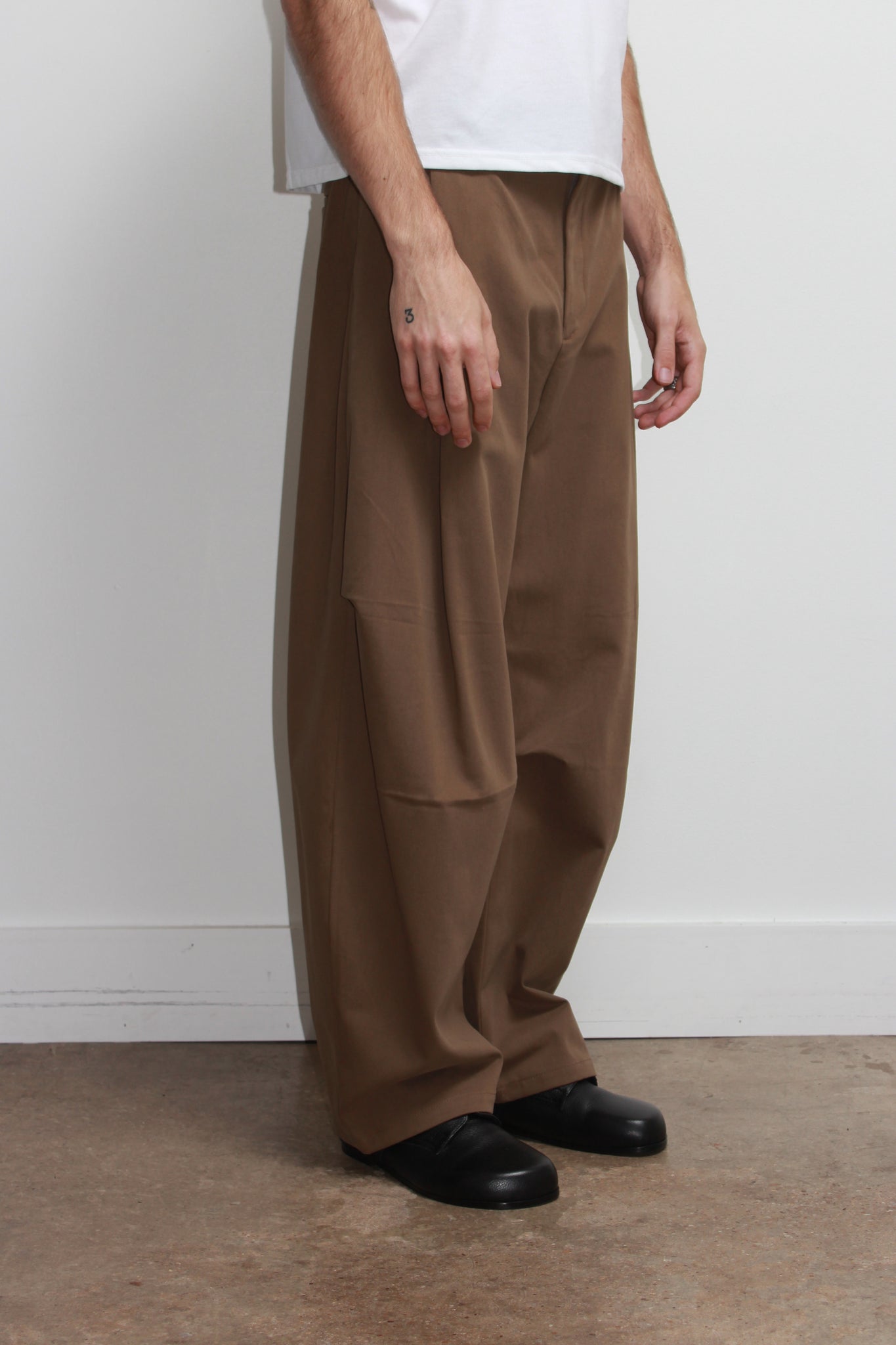Obi Curved Pants in Brown