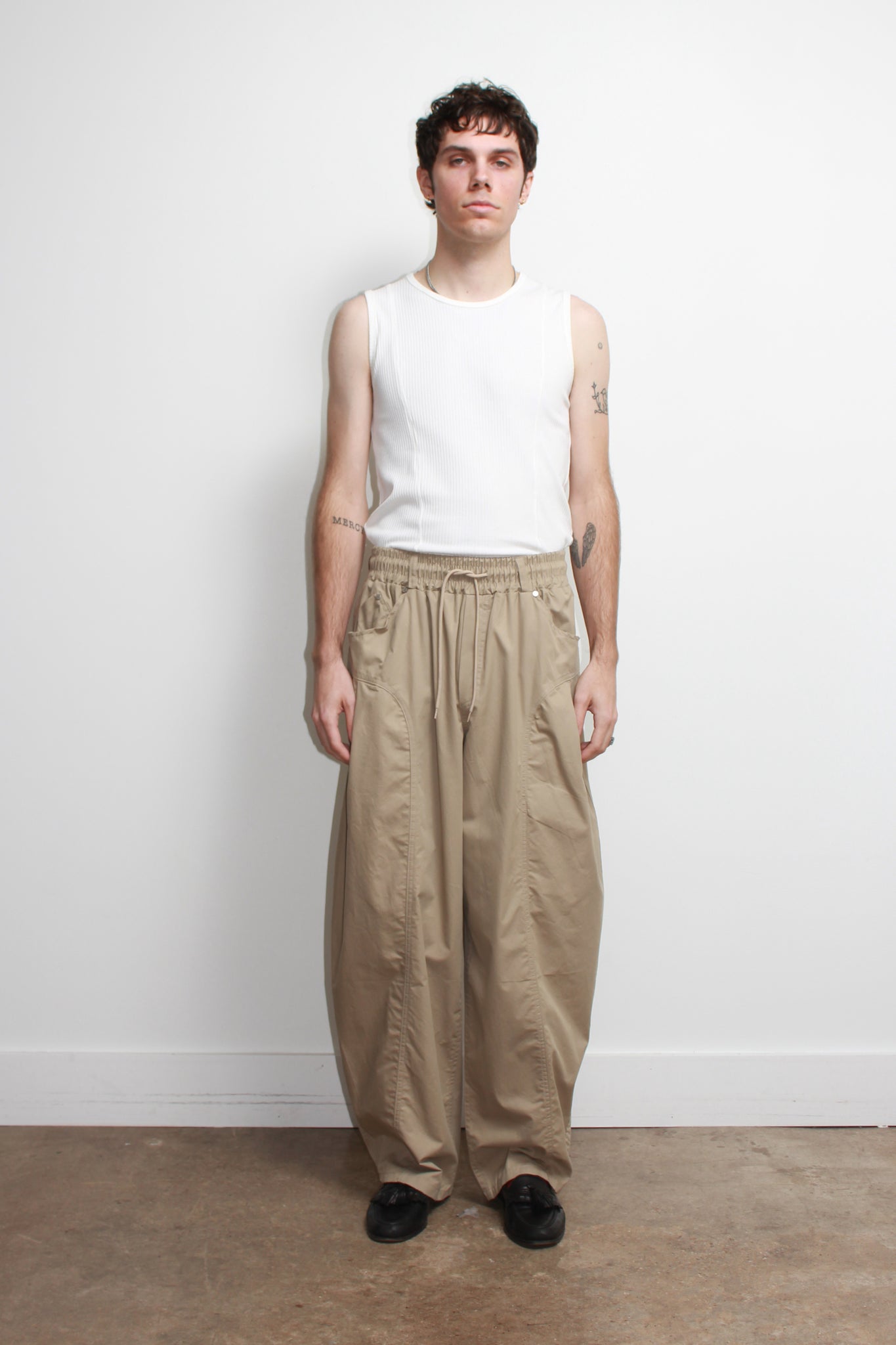 Settle Curved Barrel Leg Pant in Khaki