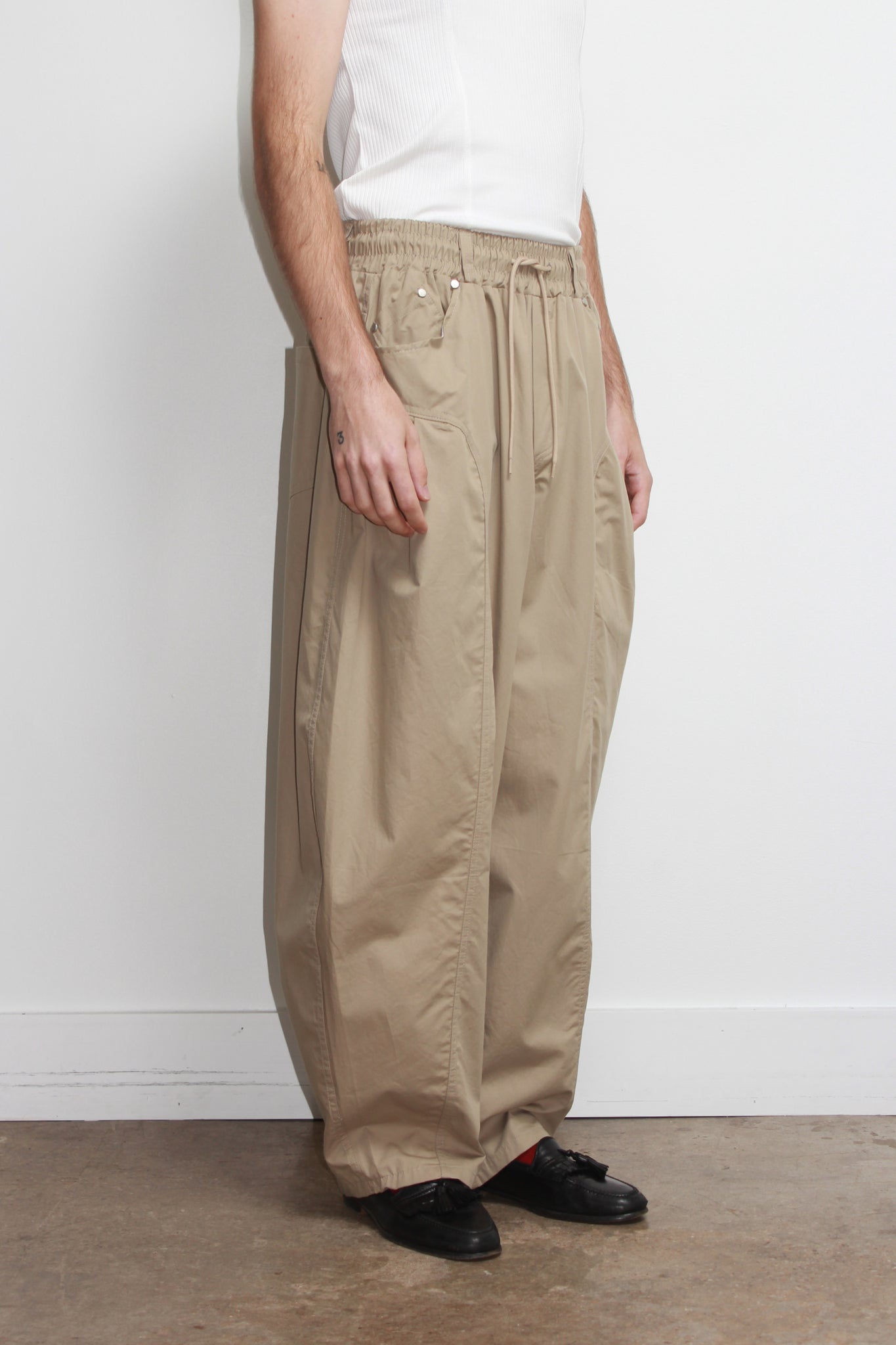 Settle Curved Barrel Leg Pant in Khaki