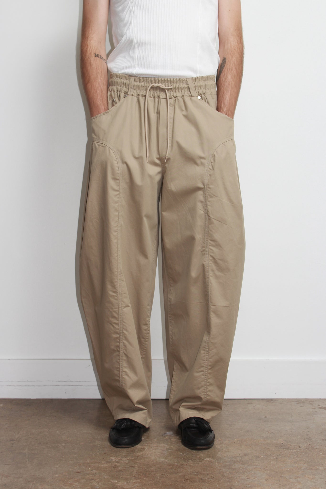 Settle Curved Barrel Leg Pant in Khaki