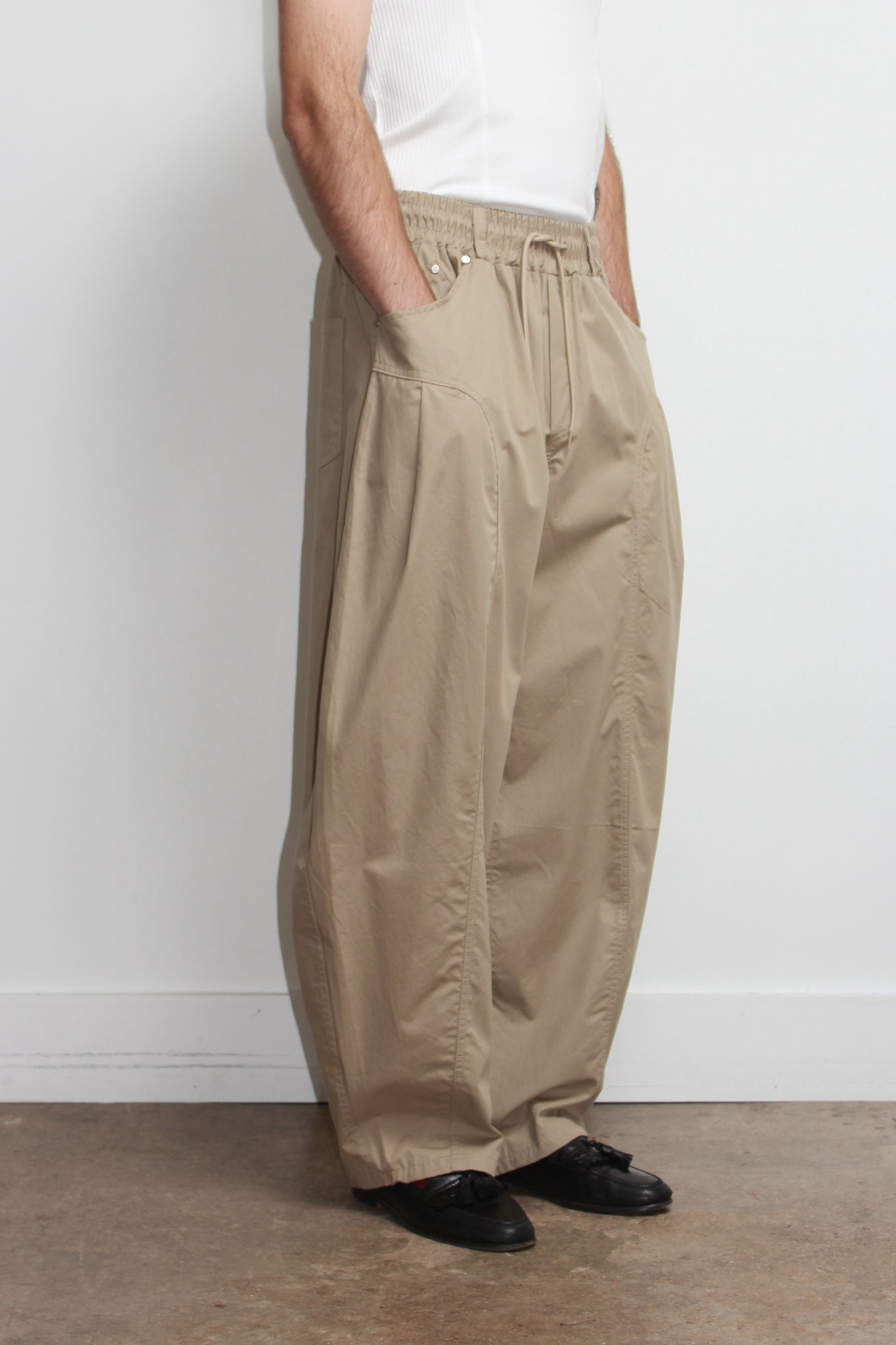 Settle Curved Barrel Leg Pant in Khaki