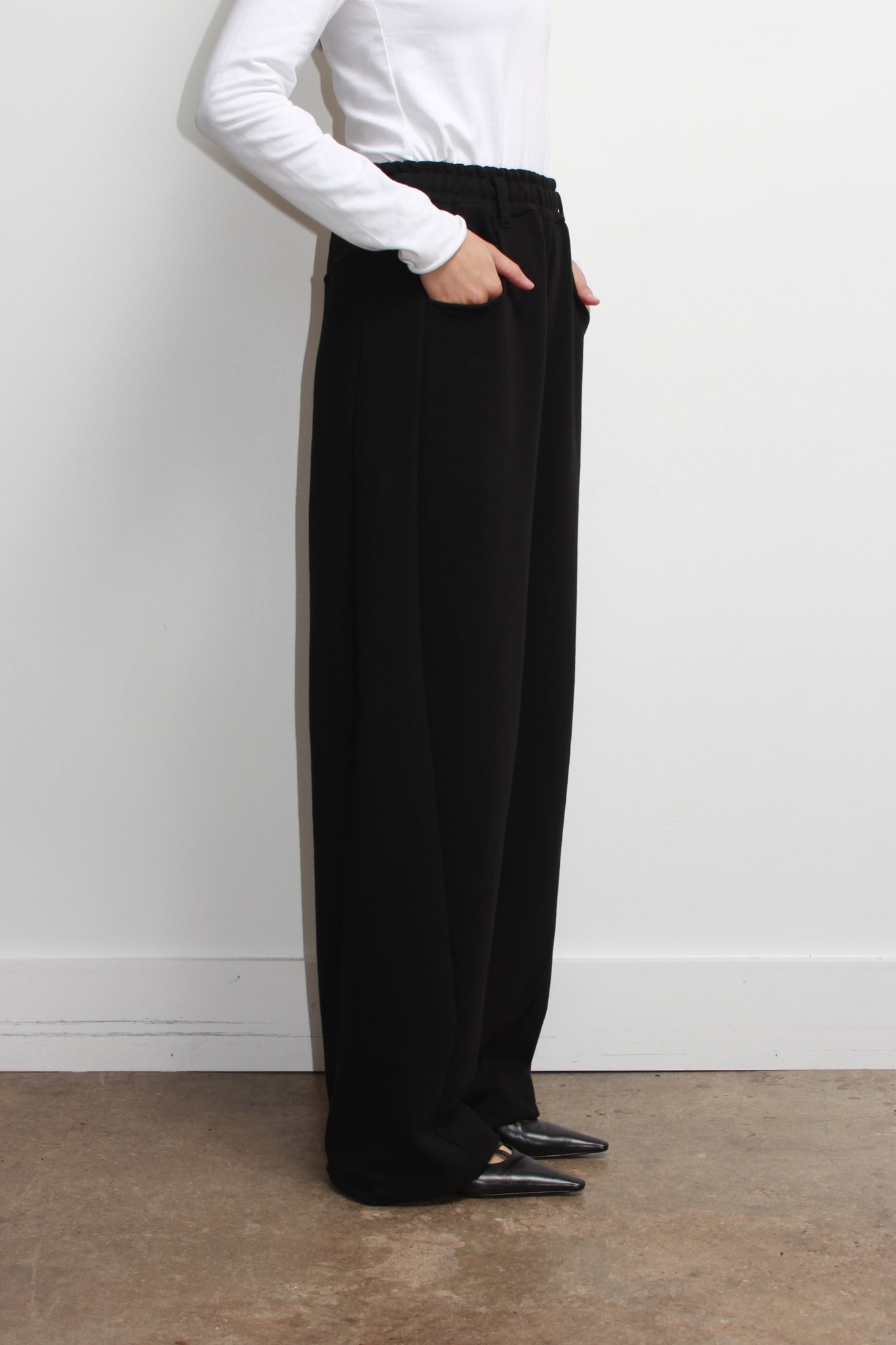 Koni Barrel Leg Sweatpants in Black