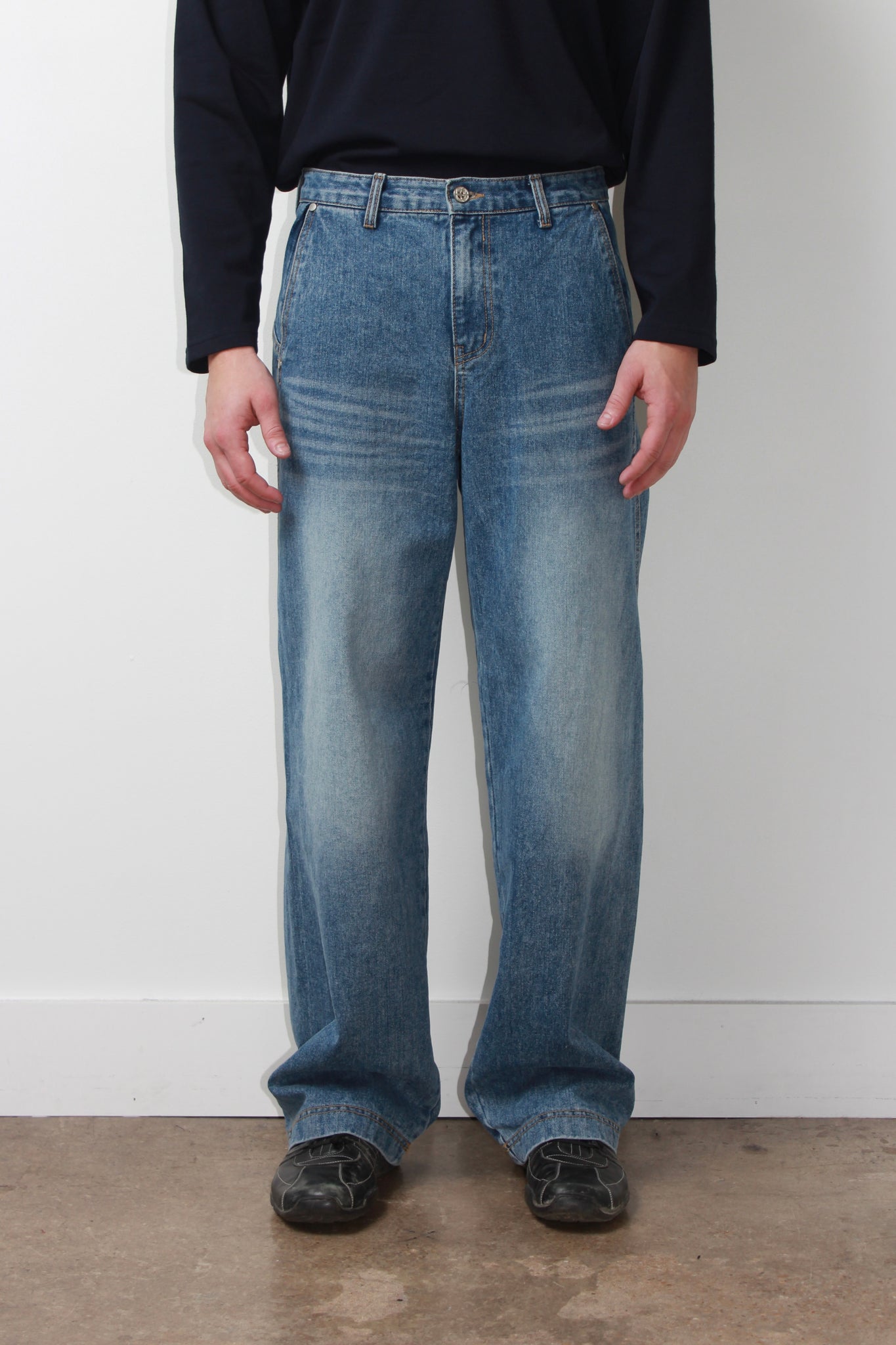 Back curved Mid wash Denim