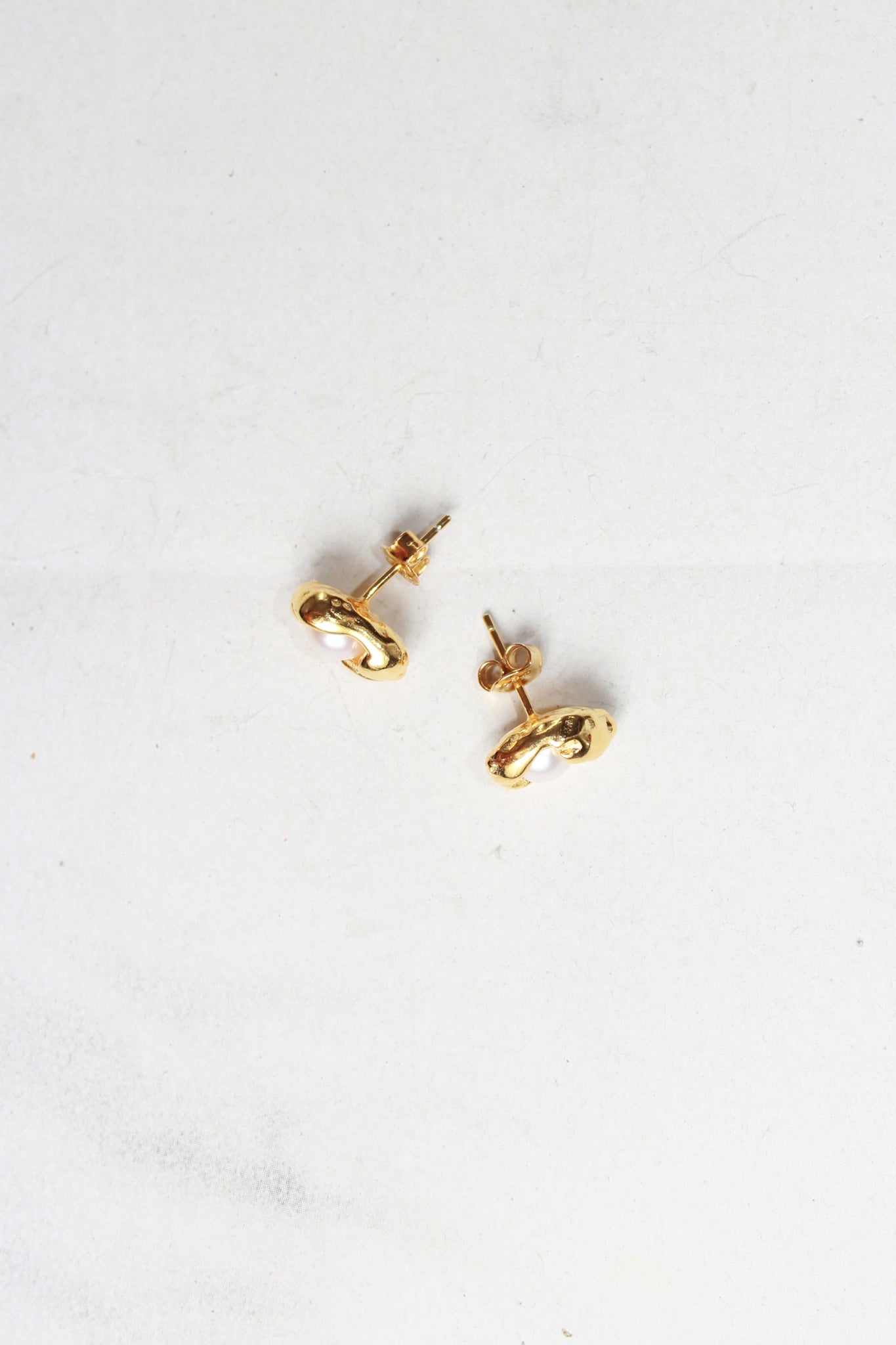 Shell Pearl Earring in Gold