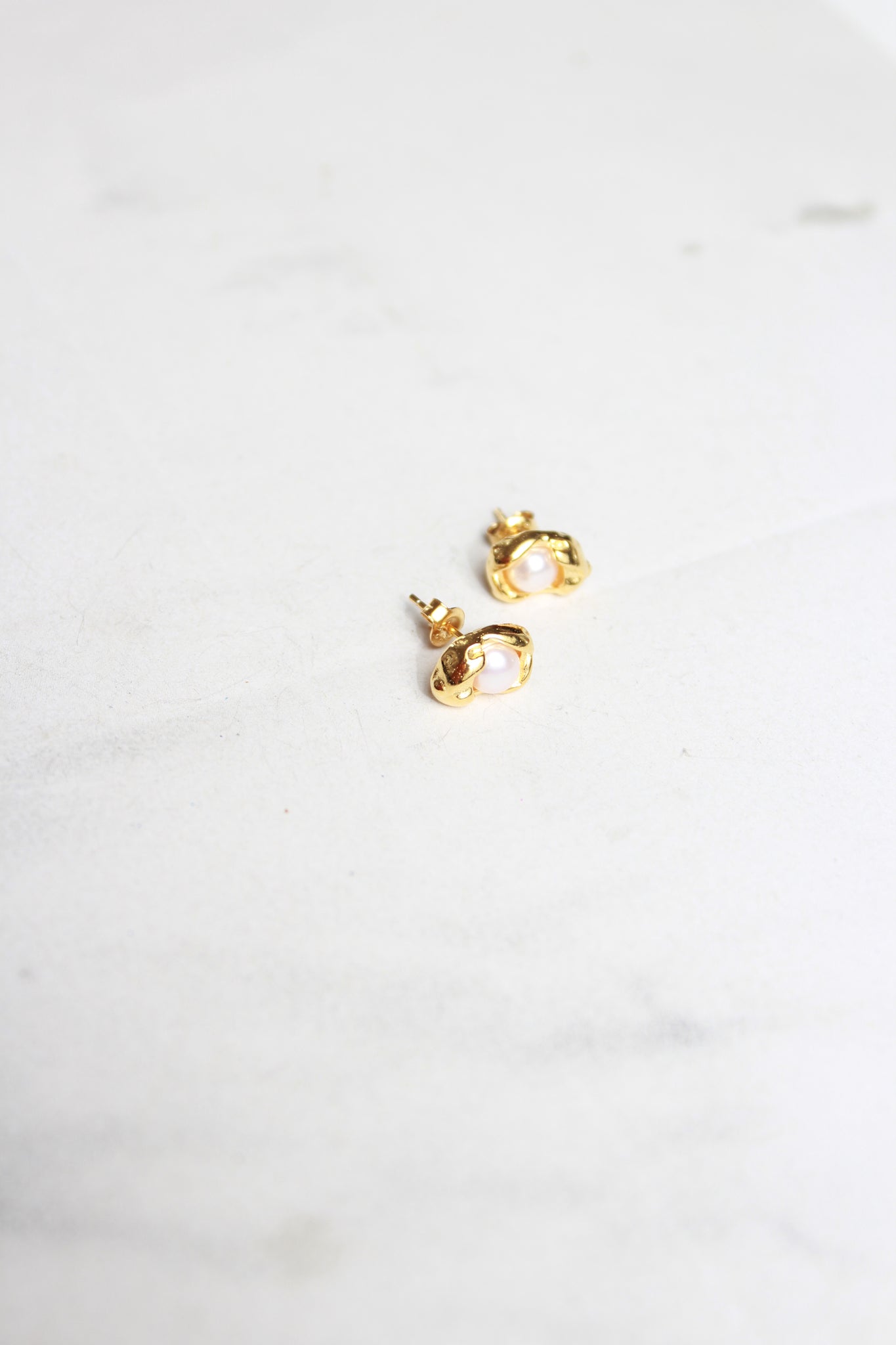 Shell Pearl Earring in Gold