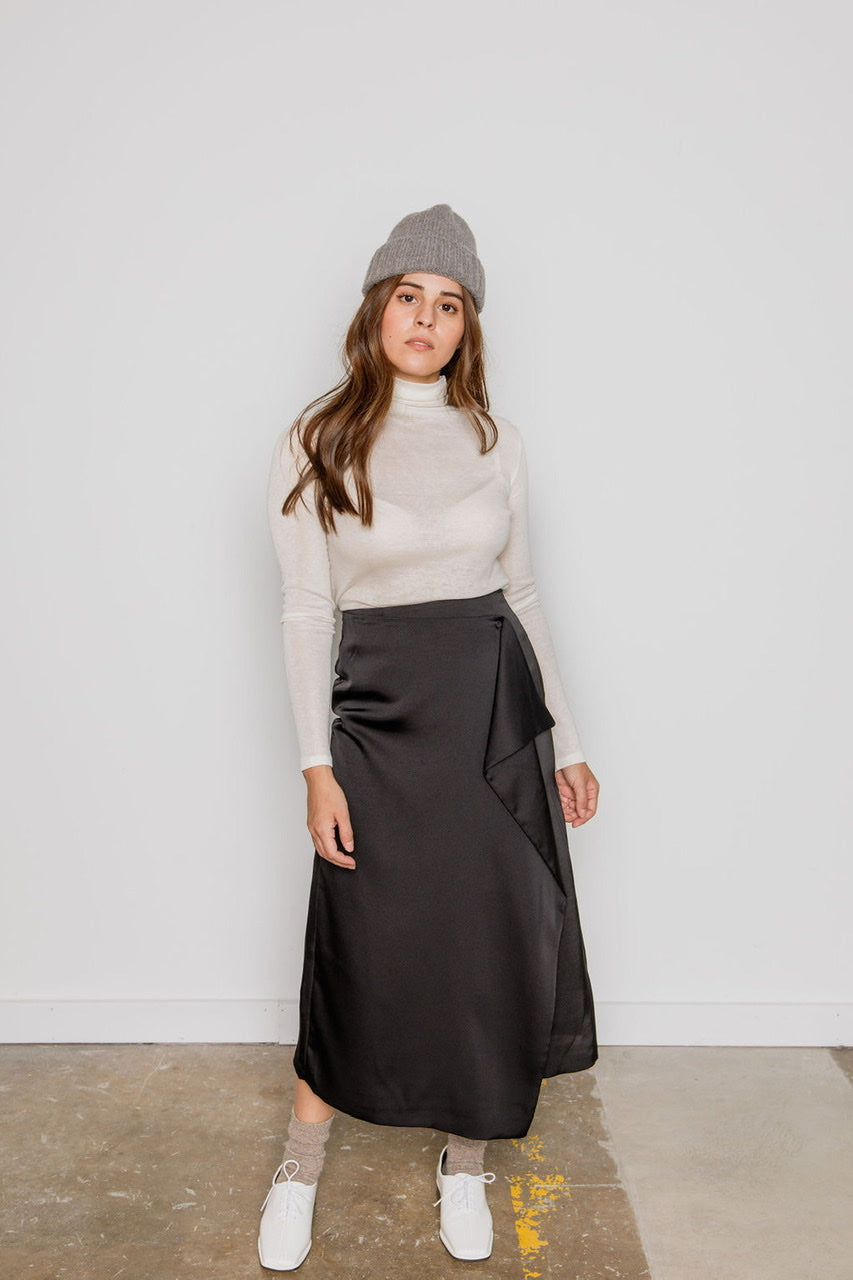 Wave Silky Skirt in black